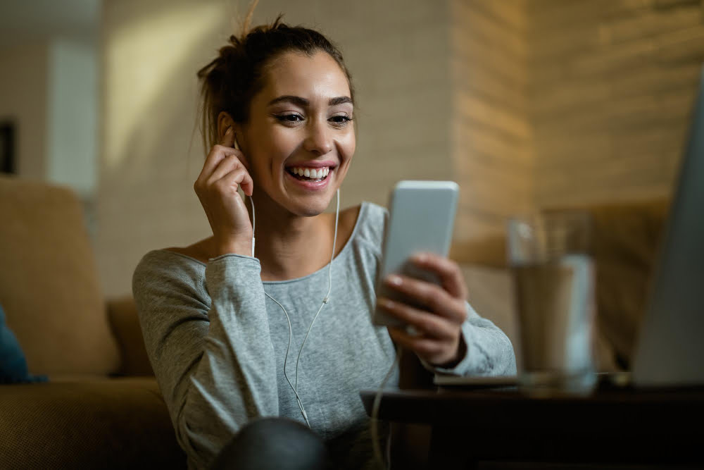 Plano família vale a pena? Veja vantagens e desvantagens 6 mulher telefone