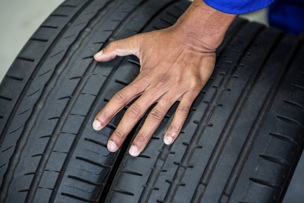 Vale a pena comprar pneu pela internet? 5 pneus de carro